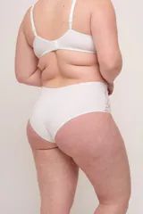 Bombacha de tiro alto color blanco, confeccionada en algodón elastizado y puntilla elastizada.