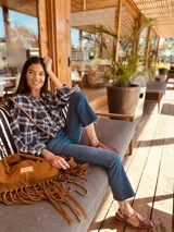 Camisa de tela escocesa con mangas largas abullonadas y puños elásticos.