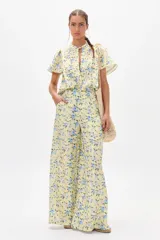 Camisa amarilla de lino con estampado floral en tonos azules, cuello mao y mangas cortas con volados. Cierre frontal con botones. Marca Francesca.