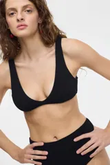 Top de bikini negro con textura arrugada y escote en V.