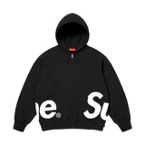 Hoodie Supreme negra con cierre frontal, capucha y bolsillo tipo canguro. Logotipo "Supreme" grande en color blanco en el frente.