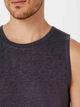 Musculosa azul de corte clásico, con cuello redondo y sisas amplias.