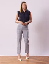 Pantalón de gabardina estampada a cuadros, marca Hope & Harlow. Modelo recto con pretina ancha elastizada.