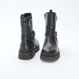 Botines negros de caña media con suela track, cierre lateral con cremallera y detalle de hebillas decorativas.