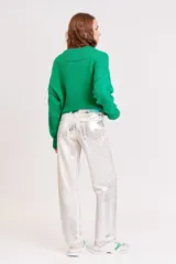 Pantalón de jean de corte wide leg color beige metalizado.