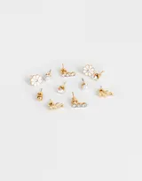 Set de seis pares de aros pasantes dorados con diferentes diseños: perlas, flores esmaltadas, esferas, cristales y hojas.