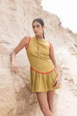 Vestido corto negro con detalles en color camel, sin mangas y falda con volados.