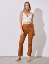Pantalón de jean color ladrillo, corte recto, tiro alto, con bolsillos delanteros y traseros.