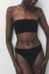 Tanga color blanco confeccionada en hilatura con modal, de tiro medio y cintura elástica.