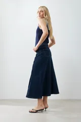 Maxi falda de jean azul oscuro, con tajos y botones dorados.