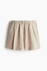 Short color beige de lino con cintura elastizada y cordón ajustable.