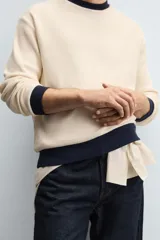 Sudadera de hombre color crudo con estructura waffle, corte relaxed fit, cuello redondo, manga larga y ribete en cuello, puños y bajo en color azul marino.