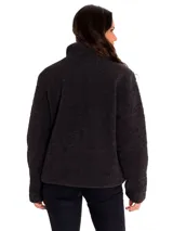Chaqueta polar de mujer color negro, con cuello alto y cierre frontal con broches ocultos. Tiene bolsillos laterales y un bolsillo interior en el pecho. Presenta logo de Caterpillar en el bolsillo.