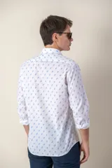Camisa blanca de lino con estampado paisley celeste, cuello italiano, manga larga y corte slim fit.