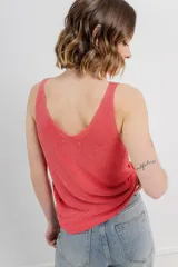 Musculosa tejida color azul eléctrico con hilo brillante, escote en “V” delantero y trasero.