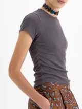 Remera de manga corta y escote redondo confeccionada en tejido morley de punto, con frunces en los laterales.