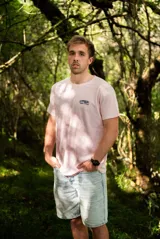 Remera manga corta color rosa con estampa en la espalda con dos ballenas y texto en negro.