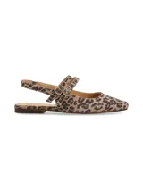 Mocasín con estampado animal print, con punta cuadrada y dos tiras sobre el empeine con hebillas doradas.