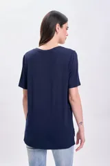 Remera azul de manga corta con escote en V.
