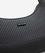 Cartera tipo baguette color negro, confeccionada en material sintético con textura en relieve. Tiene correa de hombro ajustable y cierre de cremallera.