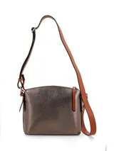 Bandolera color peltre con correa de cuero marrón regulable. Tiene un bolsillo externo con cierre y chapita metálica con el logo de la marca.