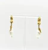 Par de aros tipo argolla dorados, con dije colgante de perla barroca y pieza metálica dorada en forma de cono.