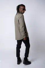 Camisa negra de manga larga con cuello mao y corte clásico.