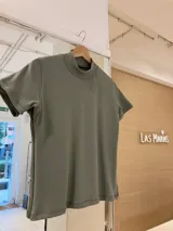 Polera verde oliva de morley y algodón, con cuello alto y mangas cortas.