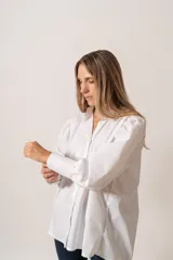 Camisa blanca de mangas largas abullonadas, confeccionada en algodón.