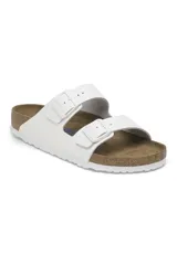 Sandalias blancas de diseño clásico con doble correas ajustables y suela de corcho.