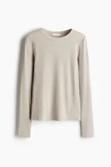 Remera color beige claro de punto acanalado, corte recto, cuello redondo y mangas largas.