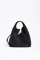 Bolso de mano negro de nailon con estructura blanda, doble asa de mano y asa de tejido regulable. Cuenta con logo metálico BIMBA Y LOLA, acabados metálicos, bolsillo interior, cierre de cordón e interior con etiqueta de tejido.