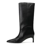 Botas altas de mujer color negro, caña recta y ajustada, terminación en punta fina y taco aguja delgado.