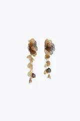 Aros colgantes metálicos dorados con forma de flor calada y hojas colgantes.
