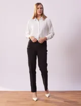 Pantalón negro de gabardina elastizada, marca Ruby Rd. Diseño pull-on con bolsillos simulados en la parte delantera y bolsillos aplicados en la parte trasera.