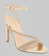 Sandalias doradas de fiesta con tiras finas con strass, punta redondeada y cierre con hebilla en el tobillo.