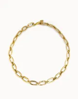 Collar de eslabones ovalados, tipo cadena, con acabado plateado brillante. Posee un cierre de mosquetón.