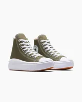 Zapatillas altas de lona en color verde militar con suela blanca y logo clásico de Converse.