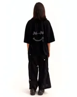 Remera de manga corta con silueta cuadrada, diseño clásico y estampado frontal.