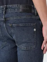 Jeans de denim azul de corte slim fit.