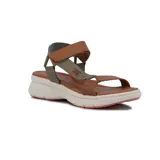 Sandalias de cuero color marrón con plataforma blanca y suela color coral.