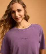 Remera deportiva manga corta color lila, con cuello redondo y bordado de la frase "Get Over".