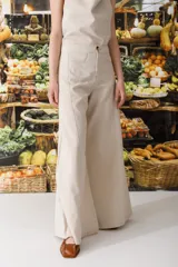 Pantalón de lino color beige con lurex, corte wide leg y tiro alto.