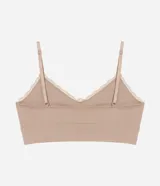 Soutien top alargado color beige, confeccionado en poliamida sin costuras. Tiene breteles finos ajustables, copas removibles y detalle de encaje en el escote.
