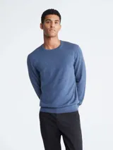 Sweater azul de lana merino con cuello redondo y logo bordado en el pecho.