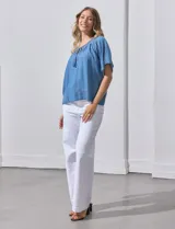 Blusa celeste de lyocell con escote en V, punto smock y lazo de ajuste.