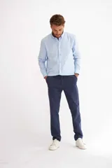 Pantalón de vestir azul marino, corte recto, con bolsillos laterales y traseros.