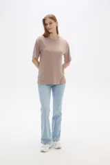 Remera negra de viscosa con textura acanalada, corte holgado y cuello redondo.