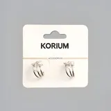 Aros tipo argolla plateados con tres aros paralelos, con incrustaciones de strass y una perla.