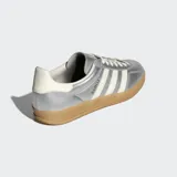 Championes Adidas Gazelle Indoor plateados con detalles en blanco y suela color caramelo.